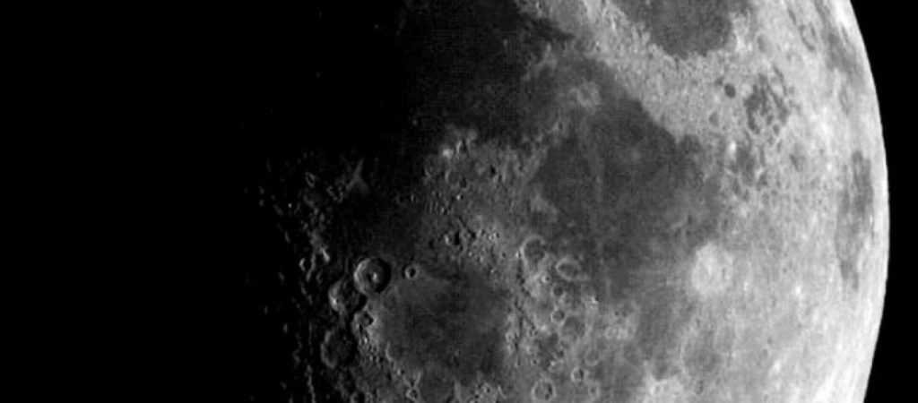 Στη Σελήνη θα πέσει σε λίγες μέρες ένα άγνωστης προέλευσης μεγάλο κομμάτι πυραύλου