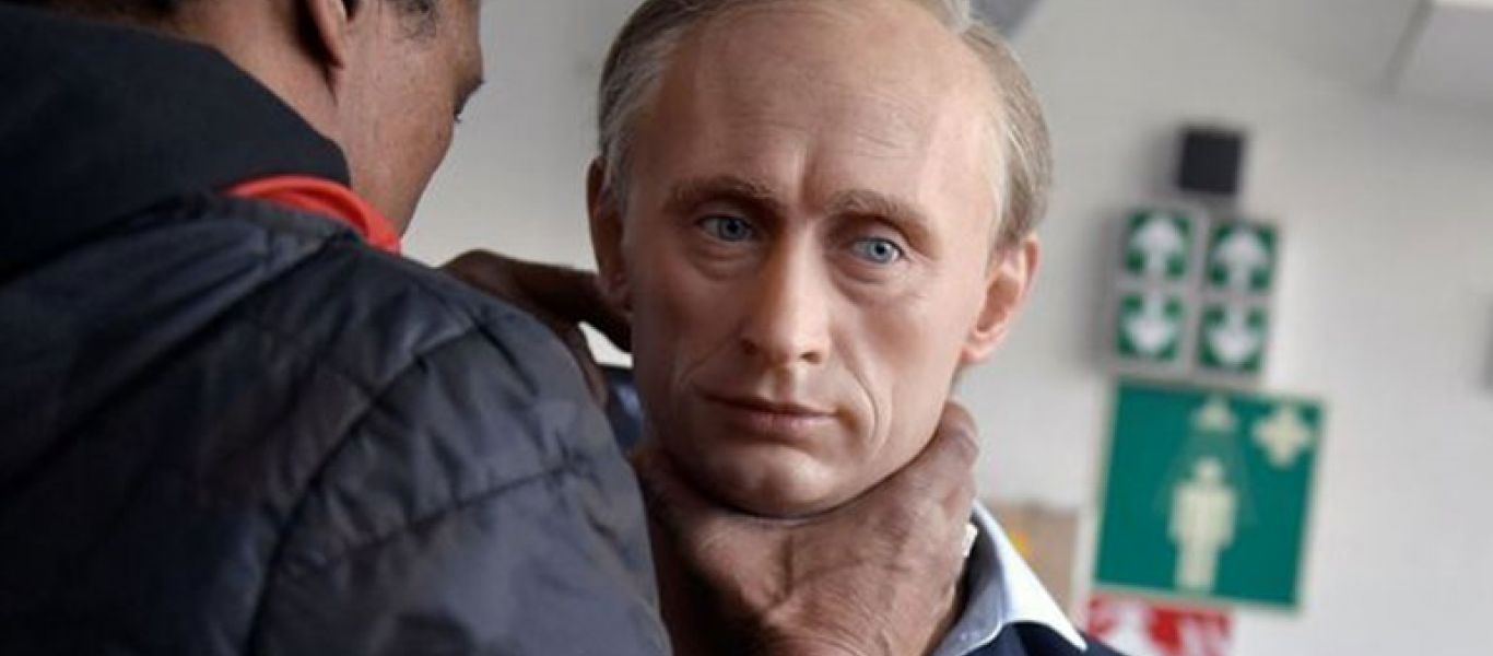 Γαλλία: Bανδαλίσαν το κέρινο ομοίωμα του Πούτιν στο μουσείο Γκρεβέν