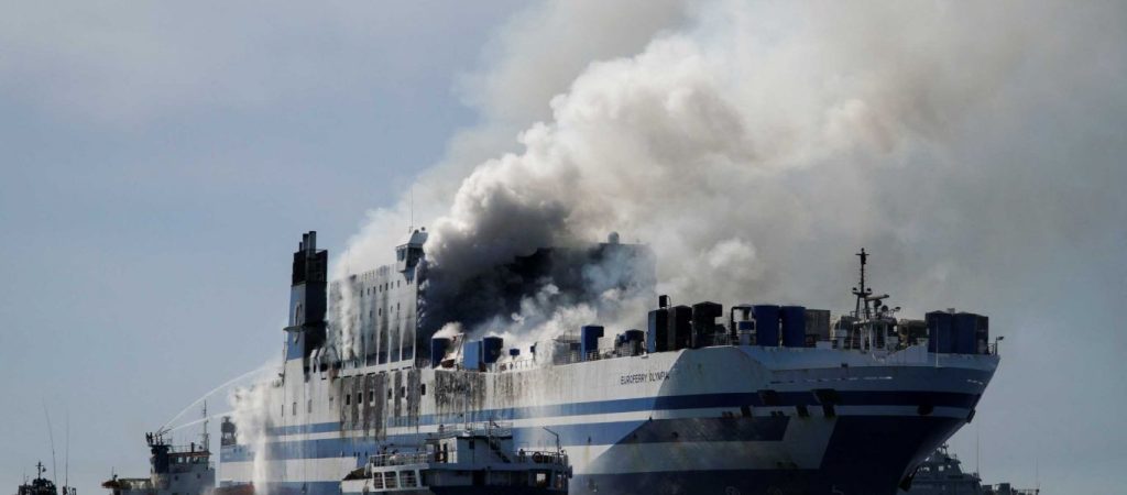 Euroferry Olympia: Συνεχίζεται η επιχείρηση κατάσβεσης στο πλοίο μετά την χθεσινή αναζωπύρωση