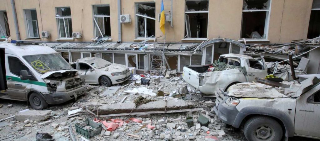 Κίεβο: «Σκοτώθηκαν τουλάχιστον 10 άτομα στο Χάρκοβο από ρωσικό βομβαρδισμό» (φώτο)