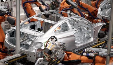 BMW και Porsche βάζουν «φρένο» στην παραγωγή τους λόγω έλλειψης εξαρτημάτων από την Ουκρανία