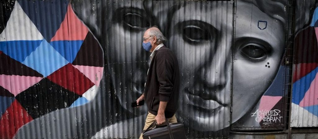 Συνεδριάζει σήμερα η επιτροπή «ειδικών» – Προς κατάργηση οδεύει η χρήση μάσκας σε εξωτερικούς χώρους