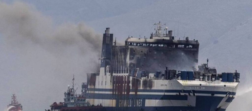 Euroferry Olympia: Απαντλήθηκαν 140 κυβικά νερού από το πλοίο – Συνεχίζεται η κατάσβεση