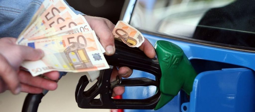 Η κυβέρνηση ετοιμάζει να βάλει πλαφόν στα καύσιμα – Σε ποια επίπεδα κυμαίνονται οι τιμές (πίνακας)