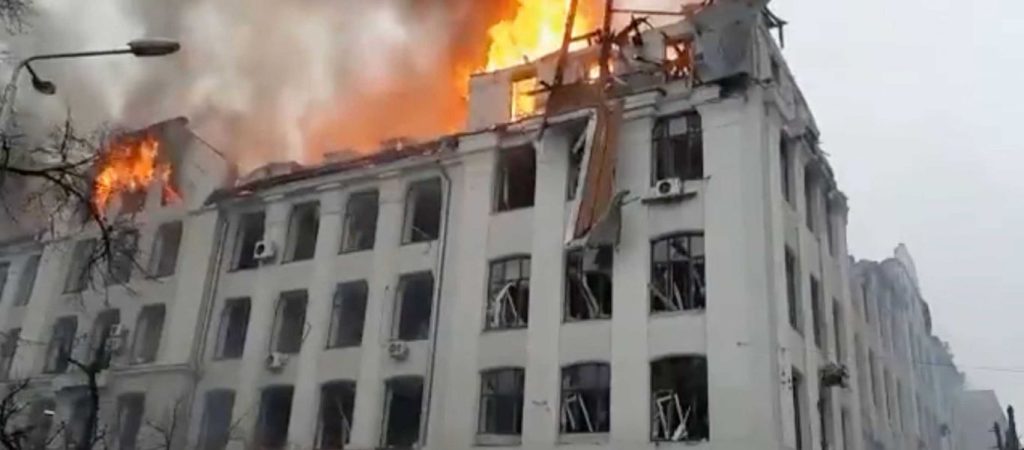 Ουκρανία: Ρωσικός πύραυλος χτύπησε το αρχηγείο της αστυνομίας στην πόλη & το πανεπιστήμιο του Χάρκοβο (βίντεο)