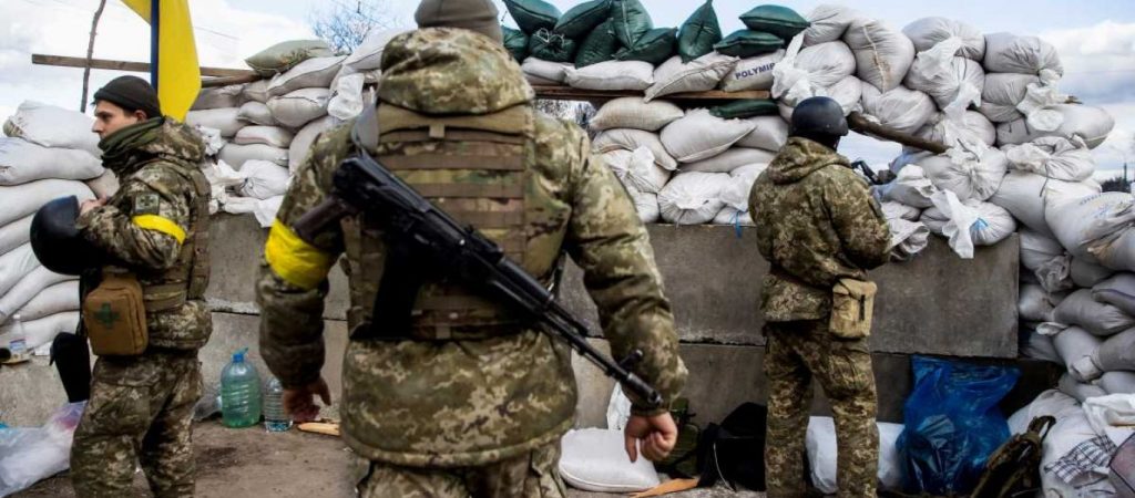 Ουκρανία: Η στιγμή που βόμβα πέφτει δίπλα σε εθελοντή! (βίντεο)