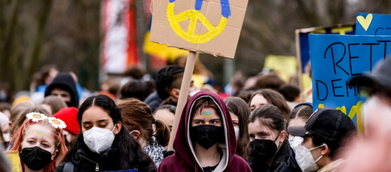 Τέλος κορωνοϊός και συνωστισμοί τώρα στη Γερμανία – Βγάζουν τους ανήλικους μαθητές σε διαδηλώσεις κατά της Ρωσίας