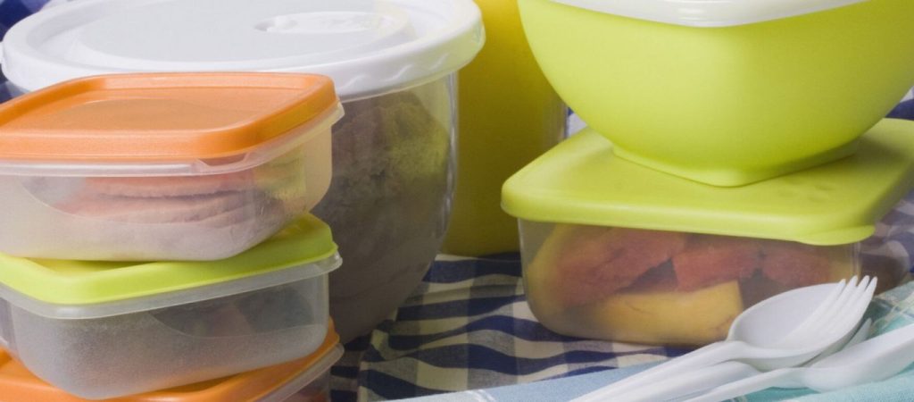 Καθαρίστε τα πλαστικά τάπερ μέσα σε 45 δευτερόλεπτα με αυτό το έξυπνο κόλπο του TikTok (βίντεο)