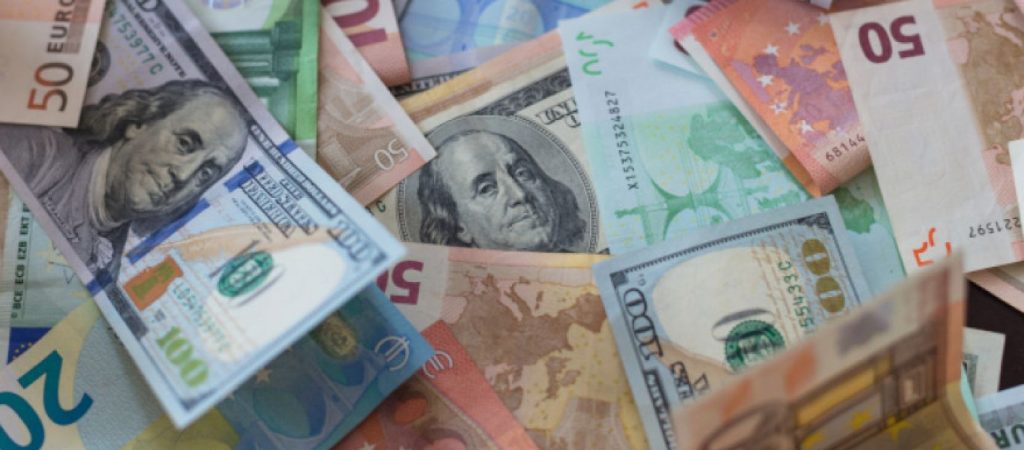 Το ευρώ υποχωρεί 0,26% στα 1,109 δολάρια στην αγορά συναλλάγματος