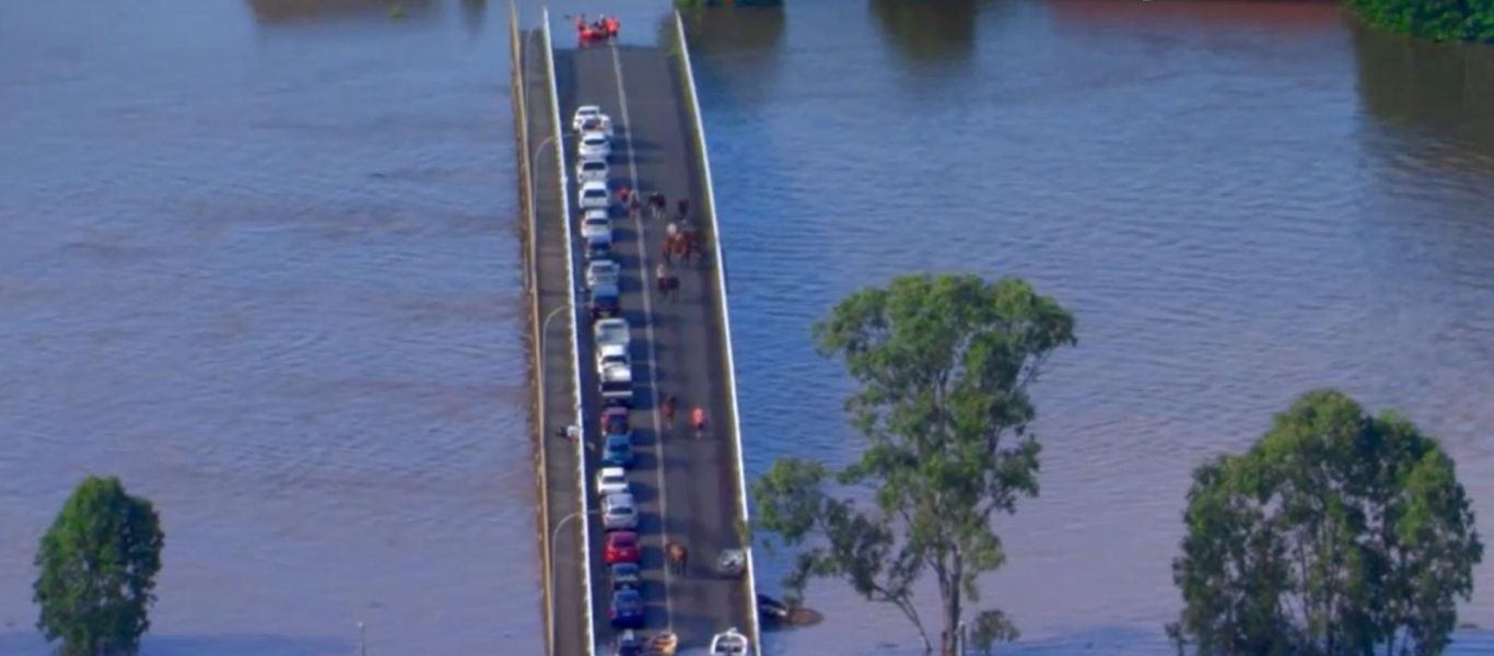 Πρωτόγνωρες πλημμύρες: Αυτοκίνητα «παγιδεύτηκαν» σε γέφυρα (βίντεο)
