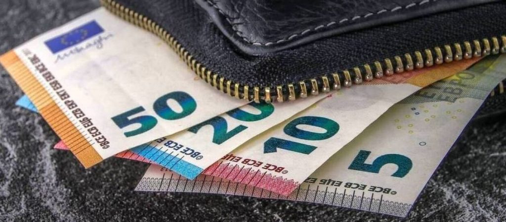 Αυξήσεις έως 6%-7% στον κατώτατο μισθό προτείνουν επιστημονικοί και εργοδοτικοί φορείς