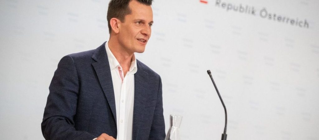 Αυστρία: Ο υπουργός Υγείας που επέβαλε τον υποχρεωτικό εμβολιασμό παραιτήθηκε γιατί φοβόταν να βγει από το σπίτι του!