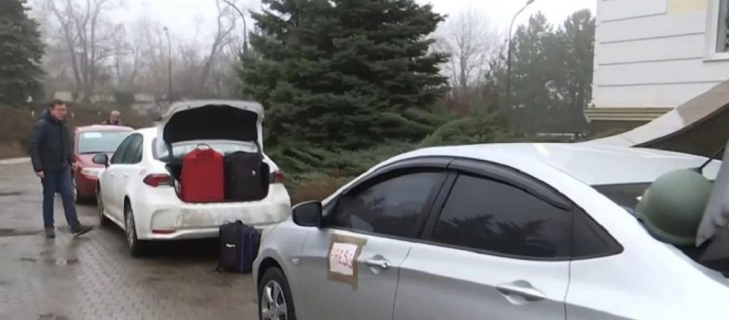 Στην Ουκρανία θα διανυκτερεύσει το κονβόι των Ελλήνων από την Μαριούπολη – Υπάρχει κίνδυνος αν ταξιδέψουν νύχτα