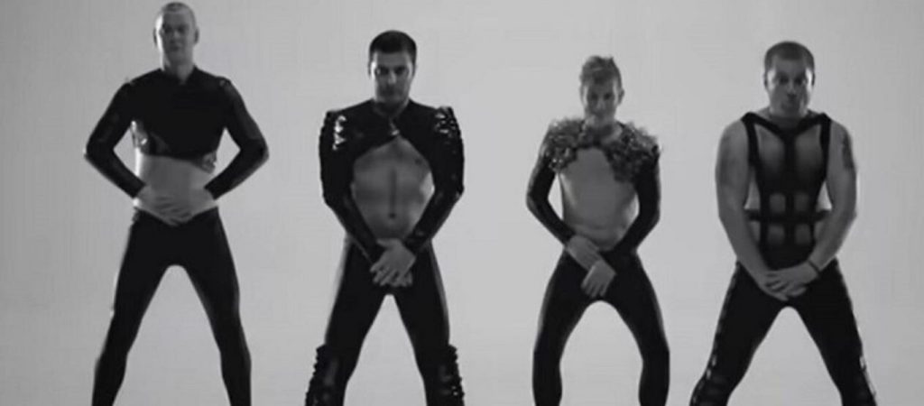 Όταν ο πρόεδρος της Ουκρανίας Β.Ζελένσκι χόρευε με κολάν και γόβες μαζί με άλλους άνδρες (βίντεο)