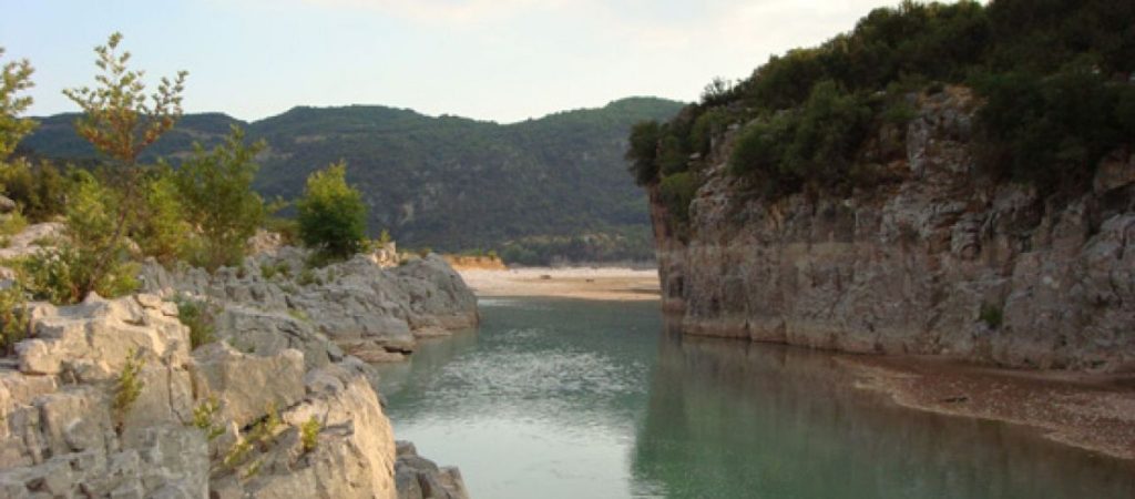 Συναγερμός για την 50χρονη αγνοούμενη – Βρέθηκαν τα ρούχα της στον Αχελώο