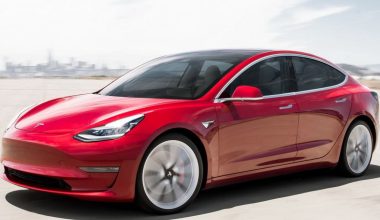 Αυτοκίνητο Tesla Model 3 «μπλοκάρει» μόνο του και προκαλεί καραμπόλα – Νεκρός ο οδηγός του