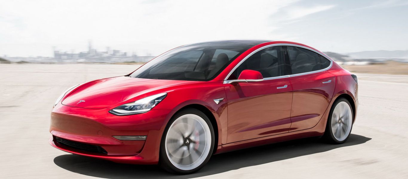 Αυτοκίνητο Tesla Model 3 «μπλοκάρει» μόνο του και προκαλεί καραμπόλα – Νεκρός ο οδηγός του