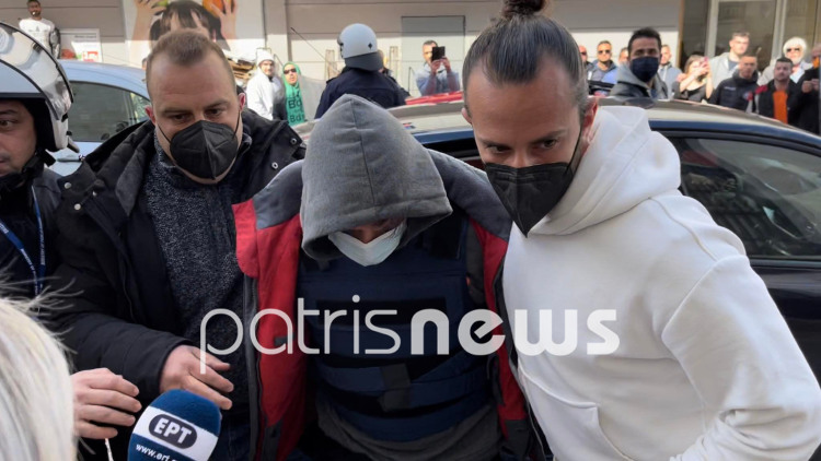 Έγκλημα στην Ανδραβίδα: Με κουκούλα και μάσκα στα δικαστήρια ο δολοφόνος