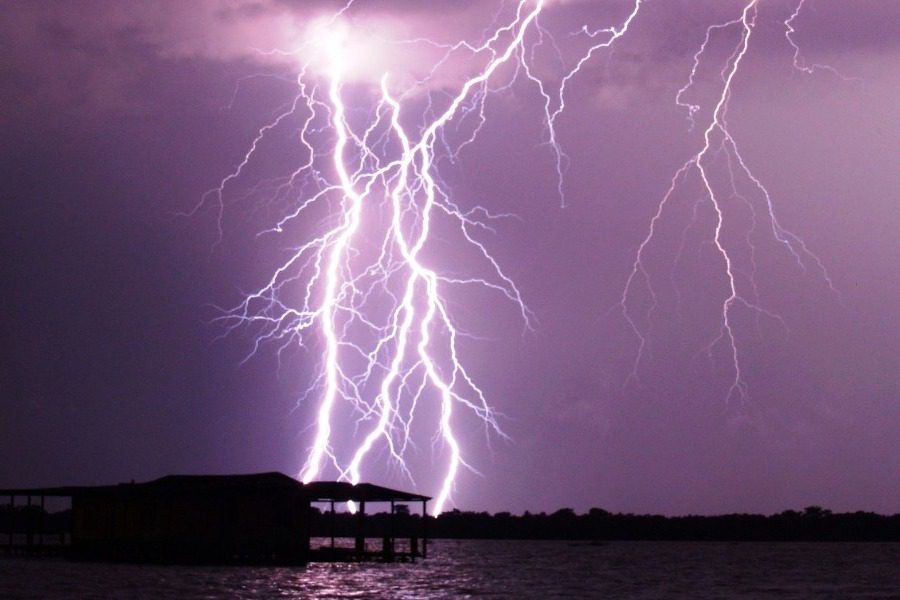 Εντυπωσιακό φαινόμενο: Η λίμνη που έχει… αιώνια καταιγίδα!