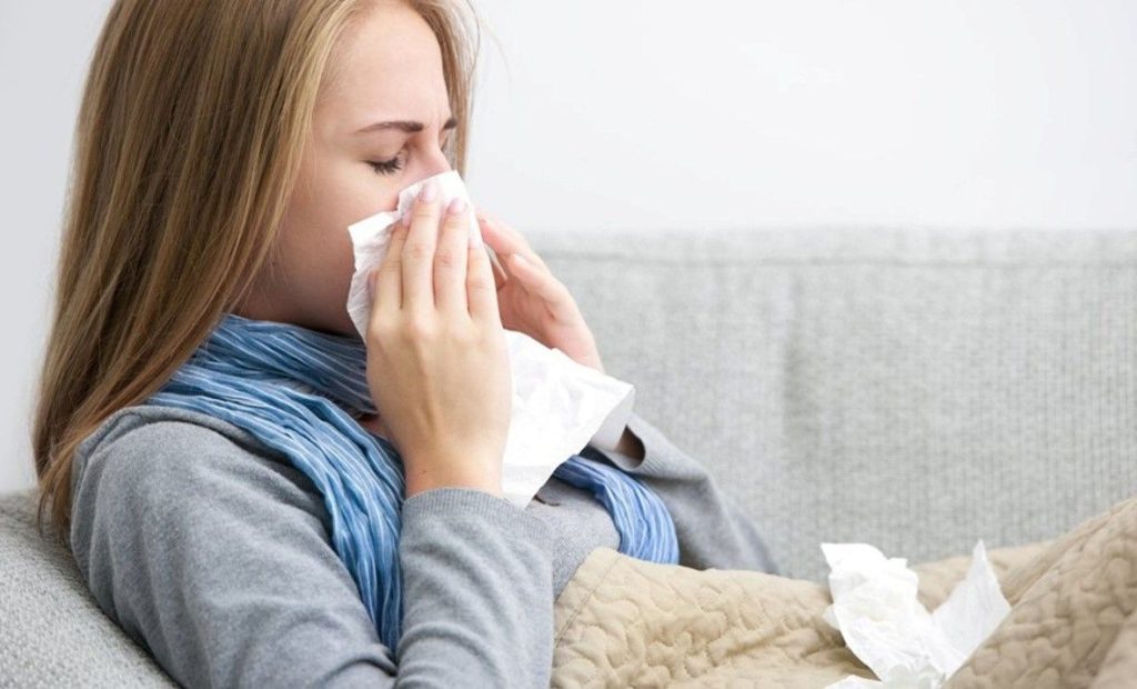 Κρυολόγημα: Τα «ύπουλα» συμπτώματα που δείχνουν ότι η γρίπη «γυρνάει» σε πνευμονία