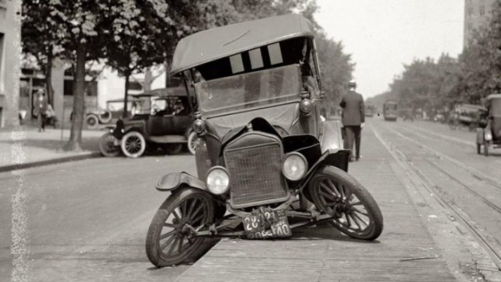 Kι όμως: Το πρώτο θανατηφόρο τροχαίο στην Ελλάδα έγινε όταν υπήρχαν μόλις 7 αυτοκίνητα