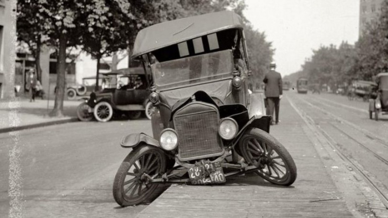 Kι όμως: Το πρώτο θανατηφόρο τροχαίο στην Ελλάδα έγινε όταν υπήρχαν μόλις 7 αυτοκίνητα