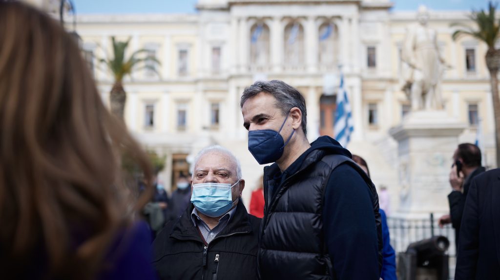 Κ.Μονογυιού: Η βουλευτής της ΝΔ υποδέχθηκε τον «αυτοκράτορα» Κ.Μητσοτάκη με υπόκλιση! (βίντεο)