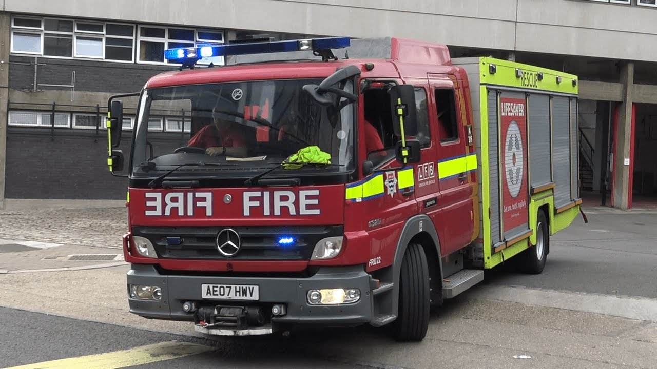 Υπό έλεγχο τέθηκε η φωτιά που ξέσπασε σε πολυώροφο κτίριο στο ανατολικό Λονδίνο (βίντεο) (upd)