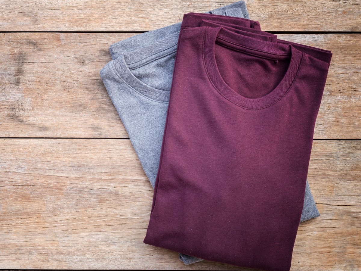 Το viral κόλπο για να διπλώσετε τέλεια ένα t-shirt μέσα σε 3 δευτερόλεπτα