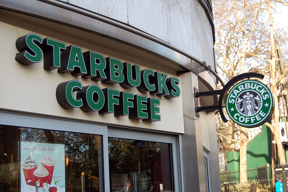 Starbucks: Κλείνουν τα καταστήματα και «παγώνουν» οι αποστολές προϊόντων στη Ρωσία