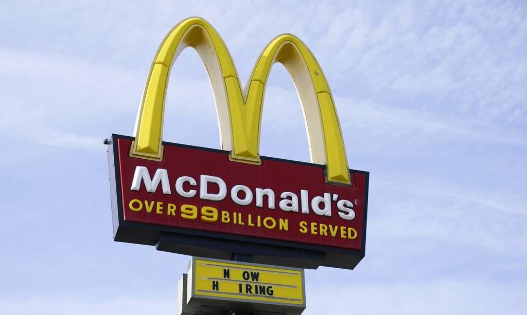 McDonald’s: Κλείνει τα καταστήματά της στη Ρωσία αλλά θα συνεχίζει να πληρώνει τους 62.000 υπαλλήλους της