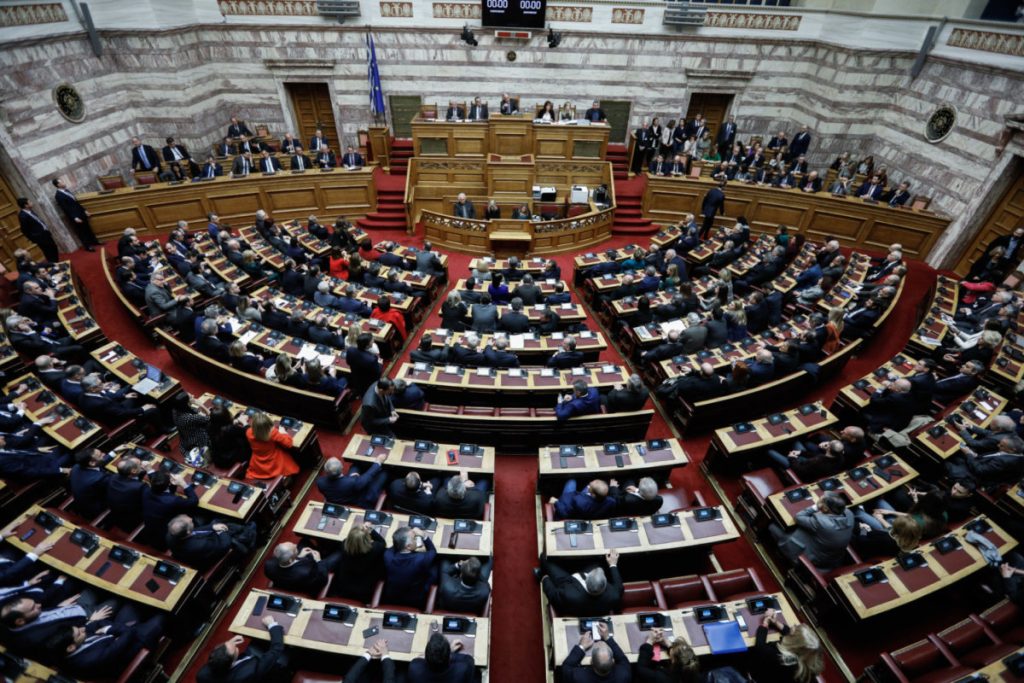 Βουλή: Ψηφίστηκε το νομοσχέδιο για την οπαδική βία