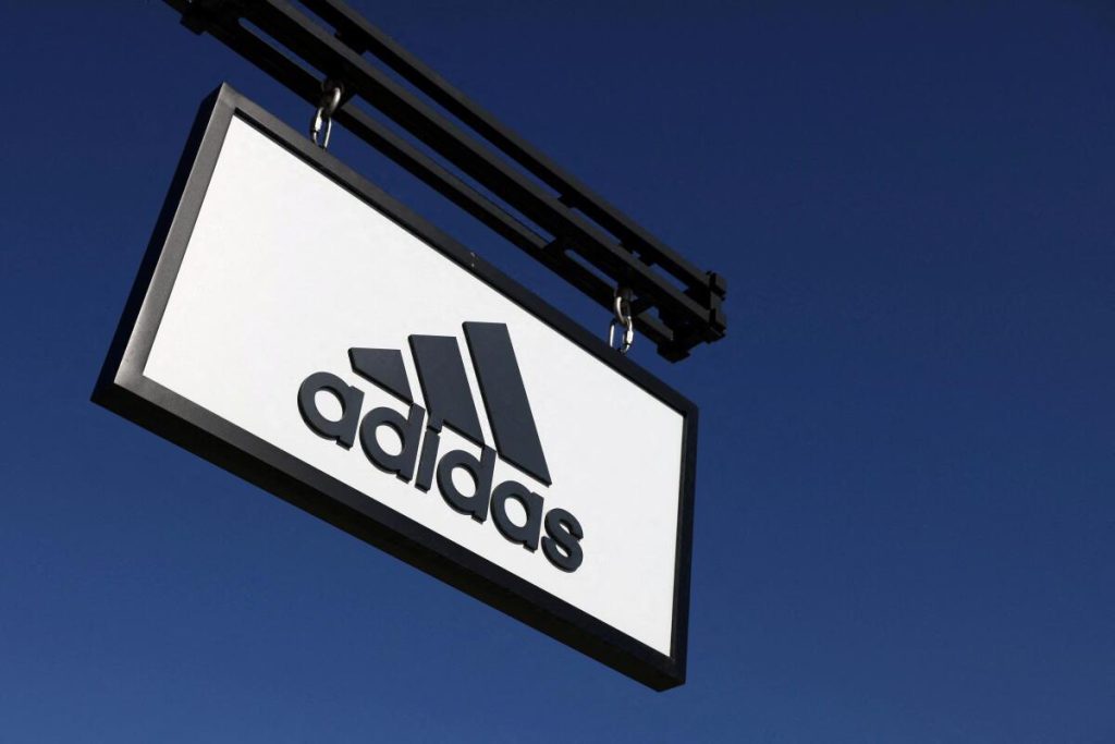 Adidas: «Βάζει» προσωρινό λουκέτο στα καταστήματά της στη Ρωσία
