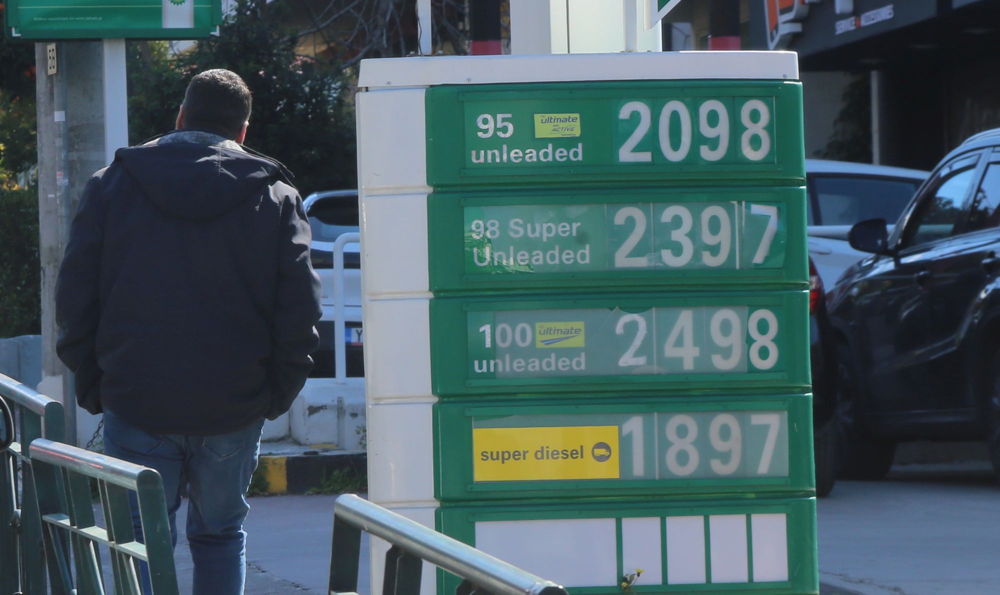Στο 1,30 η τιμή της βενζίνης στην Κύπρο – Ξεπέρασε τα 2 ευρώ στην Ελλάδα! – Τι έκαναν και τι δεν κάναμε