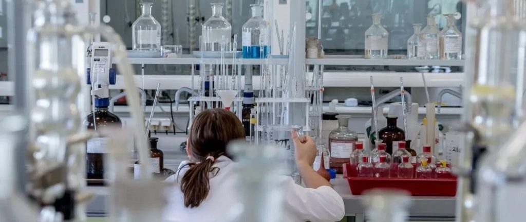 ΗΠΑ: «Ναι υπάρχουν βιολογικά εργαστήρια στην Ουκρανία – Τα καταστρέφουμε για να μην τα πάρει η Ρωσία»