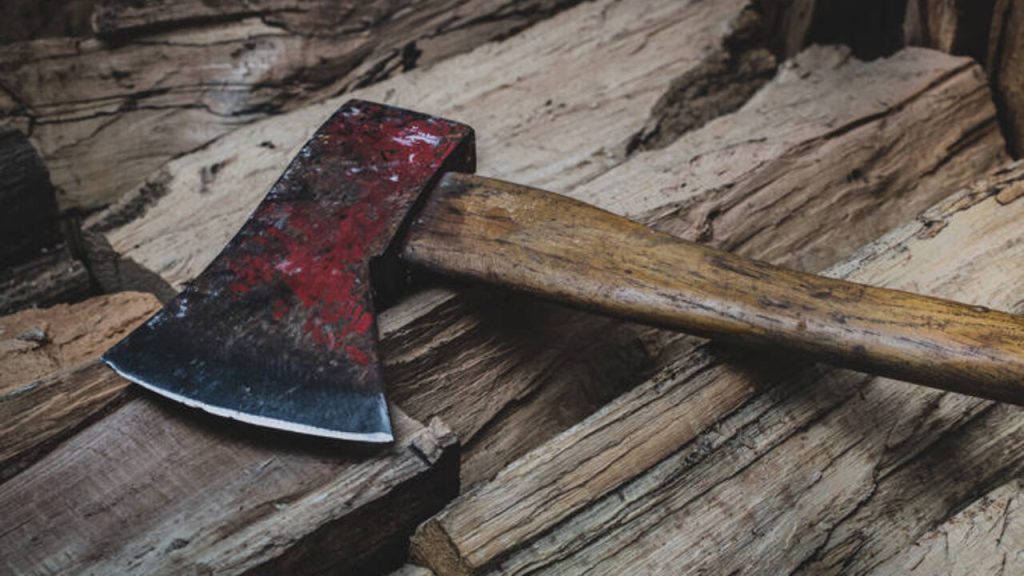 Άγριος καυγάς στο Ηράκλειο: Τον «κάρφωσε» με τσεκούρι δύο φορές στο πρόσωπο