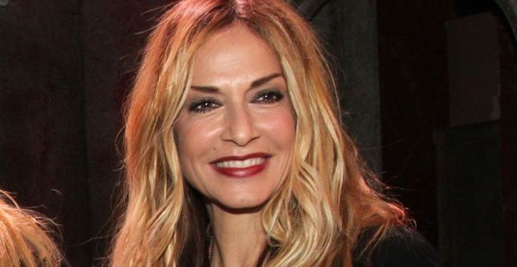 H Άννα Βίσση και ο πρίγκιπας Κάρολος βρέθηκαν σε πάρτι το 2001 και η φωτογραφία θα μείνει στην ιστορία