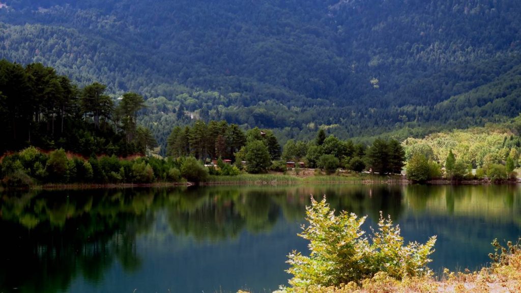Λίμνη Δόξα: Ένα αλπικό τοπίο στην Ορεινή Κορινθία