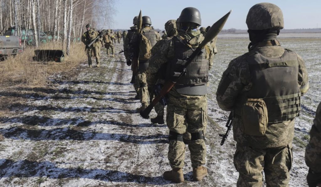 Η στιγμή που ουκρανική ομάδα εμπλέκεται με ρωσικές δυνάμεις – Καταιγισμός πυρών (βίντεο)