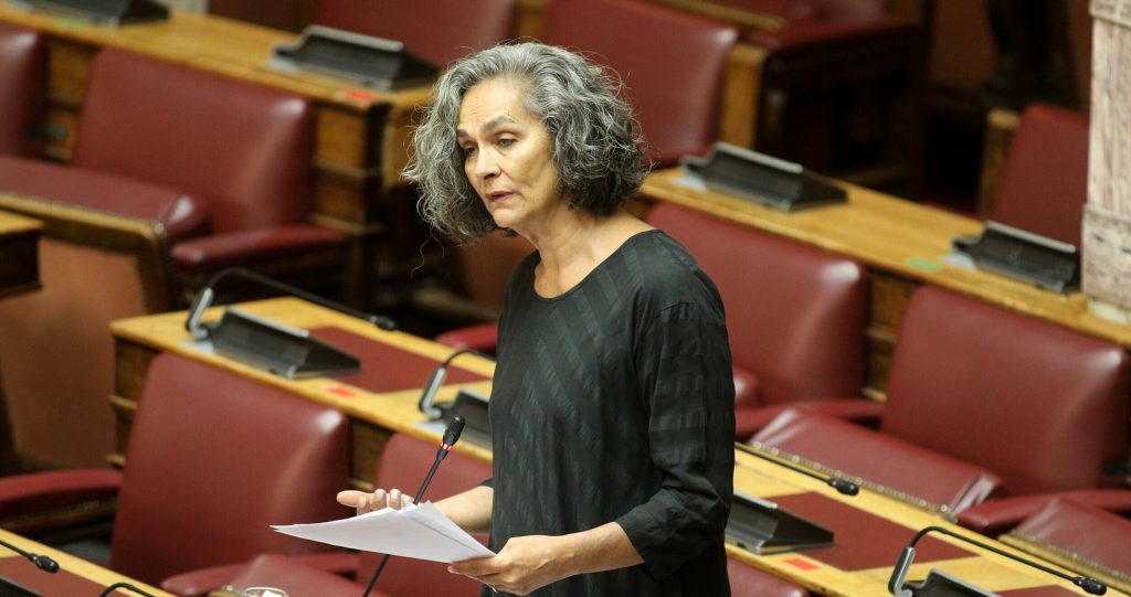 Απίστευτο: Η Σ.Σακοράφα μιλούσε στη Βουλή… για τη γιόγκα! (βίντεο)