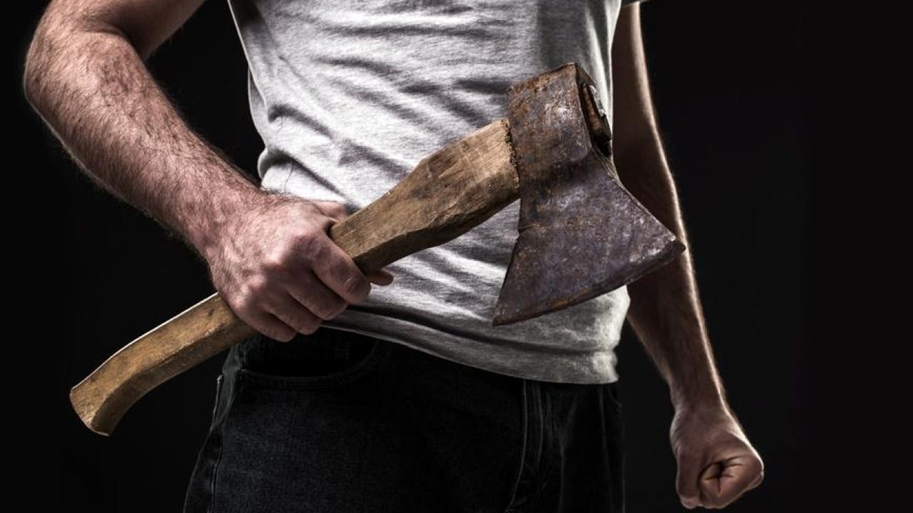 Κρήτη: Στον εισαγγελέα ο 33χρονος που «κάρφωσε» με τσεκούρι τον 39χρονο φίλο του