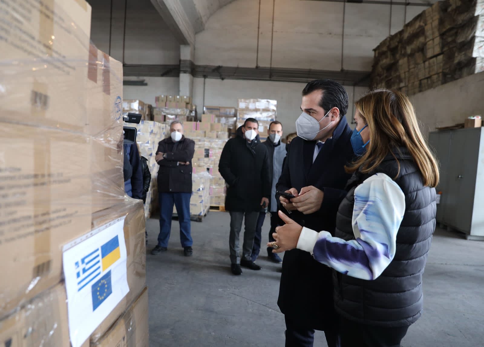 Στον κόσμο του ο Θ.Πλεύρης: Η χαρούμενη σέλφι μπροστά σε κούτες με φάρμακα για την Ουκρανία