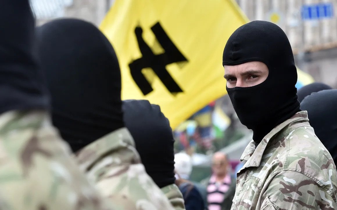 Βίντεο: Ουκρανοί εθνικιστές εμποδίζουν την έξοδο των αμάχων  από τις πόλεις