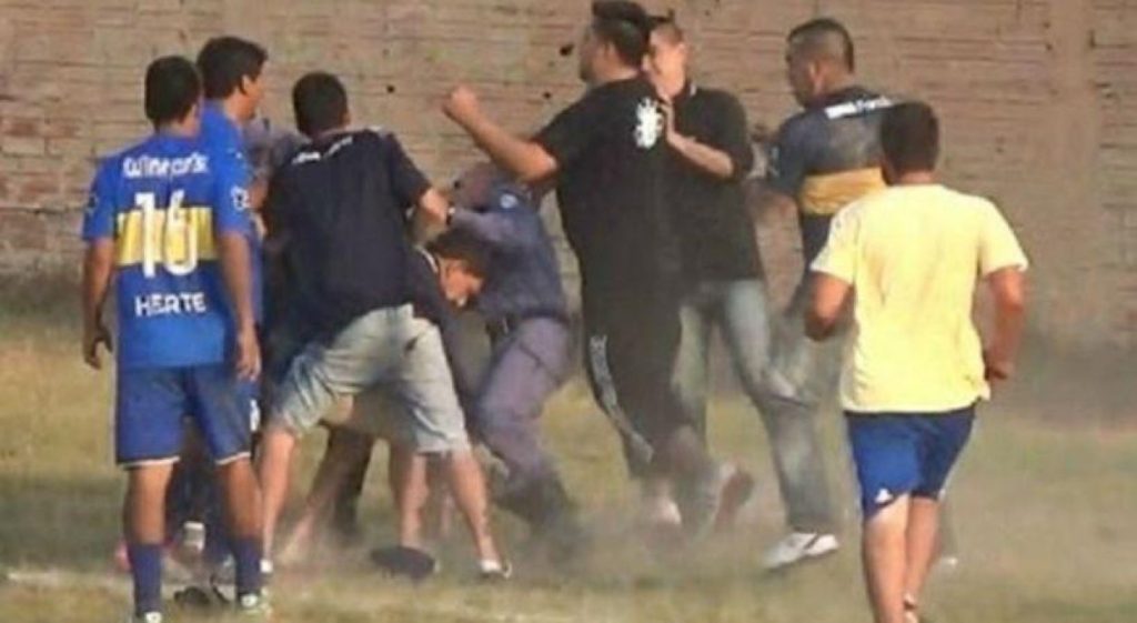 Διαιτητής δέχεται άγρια επίθεση σε αγώνα ποδοσφαίρου στην Αργεντινή (βίντεο)