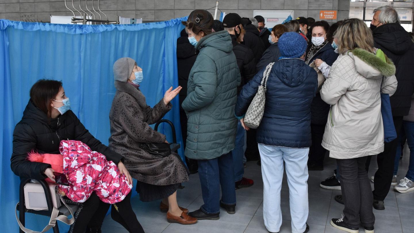 Ουκρανία: «Μόνο πλήρως εμβολιασμένοι & με ψηφιακή ταυτότητα θα πάρουν βοήθημα» λέει το καθεστώς ενώ καταρρέει