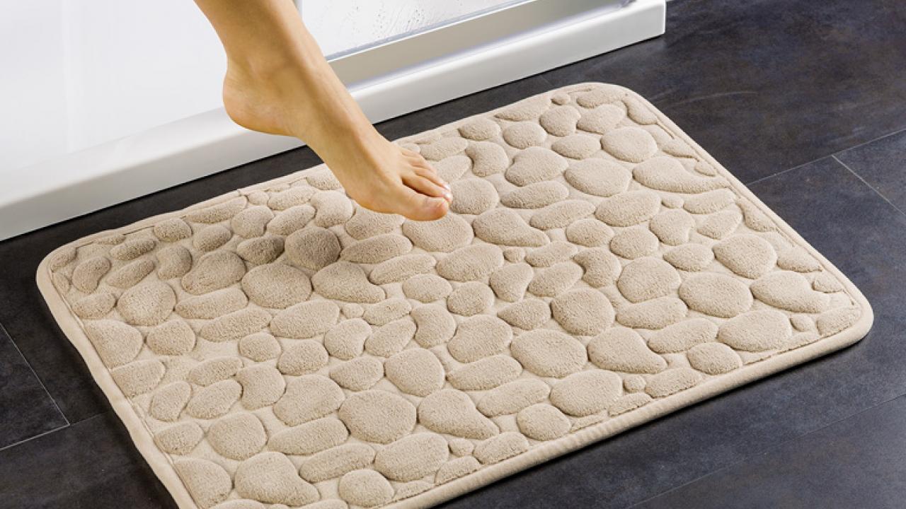 Έχετε αναρωτηθεί; – Κάθε πότε πρέπει να πλένουμε τα χαλάκια του μπάνιου;