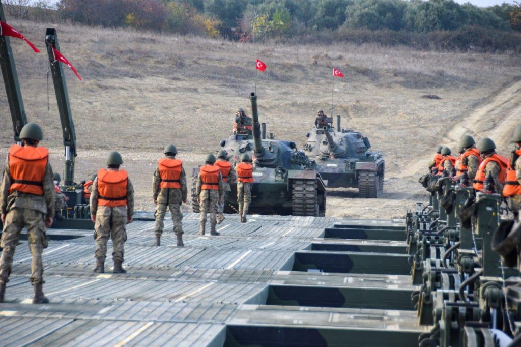 Ασκήσεις του τουρκικού Στρατού 50 χλμ. από τα σύνορα για βίαιη διάβαση του Έβρου