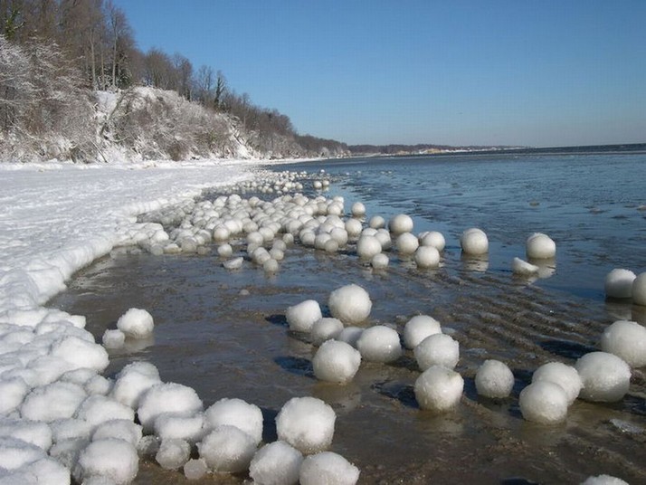 Εντυπωσιακό φαινόμενο: Χιλιάδες μπάλες πάγου σε λίμνη