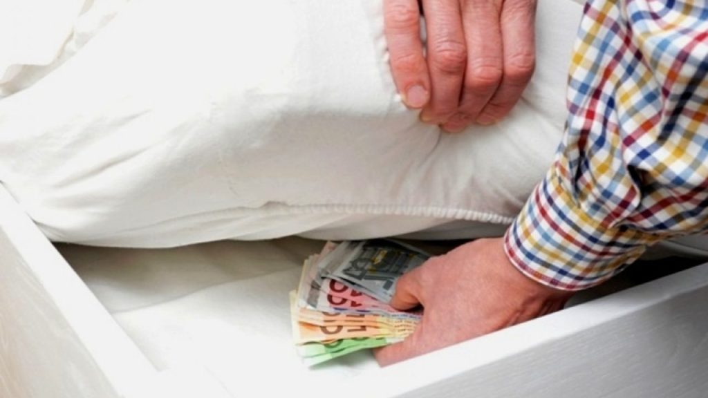 Αυτά είναι τα καλύτερα σημεία για να κρύψετε χρήματα στο σπίτι