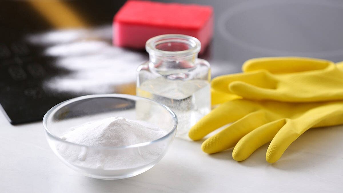 Καθαρίστε τα χαλιά από λεκέδες και ακάρεα με ένα σπιτικό καθαριστικό τεσσάρων υλικών